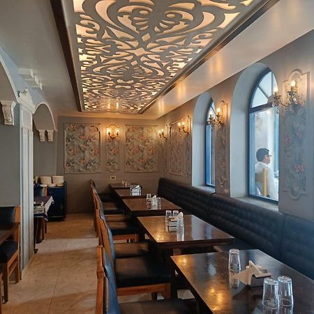 Maya Hotel & Restaurant Agra  Exteriör bild