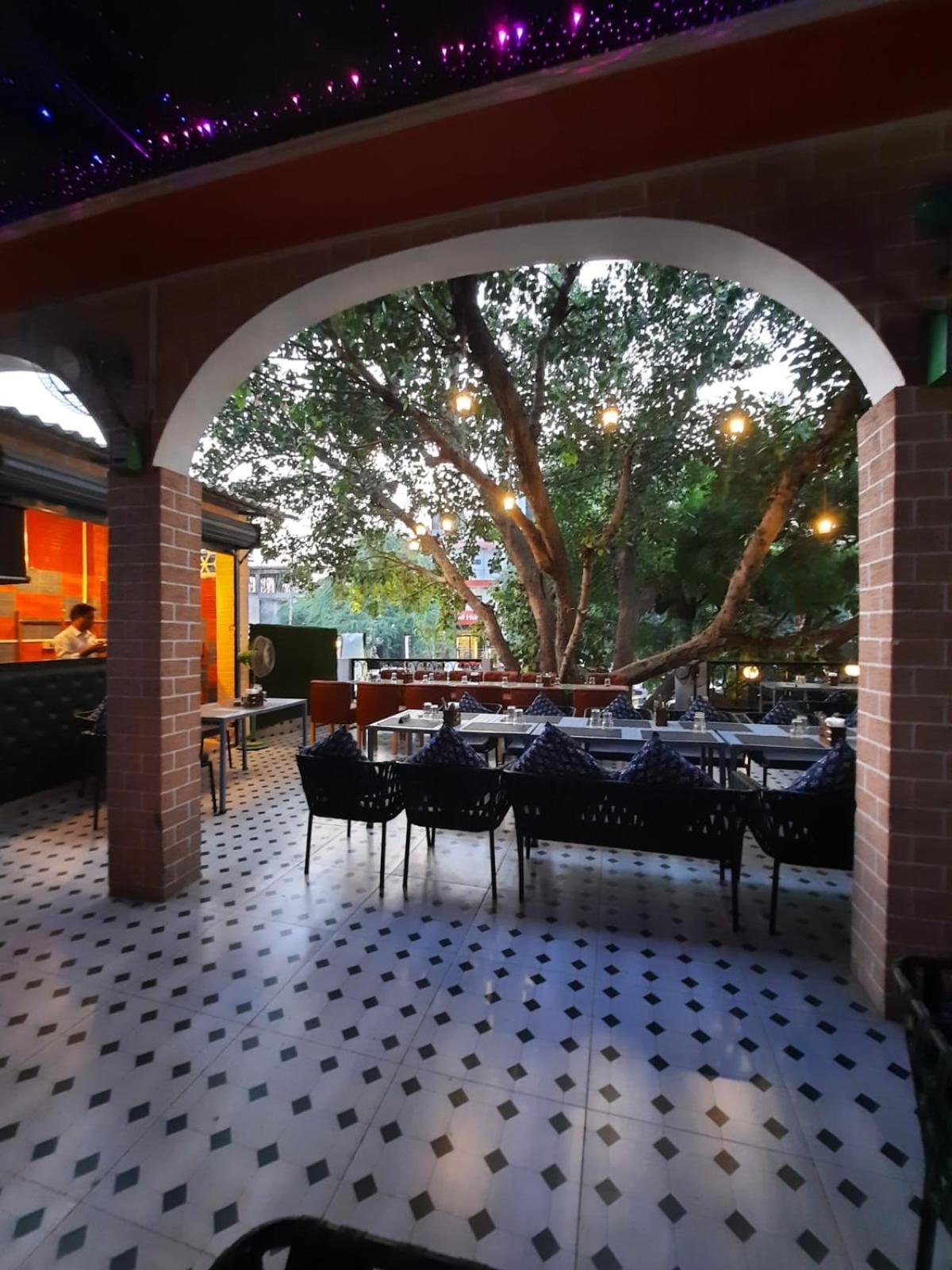 Maya Hotel & Restaurant Agra  Exteriör bild