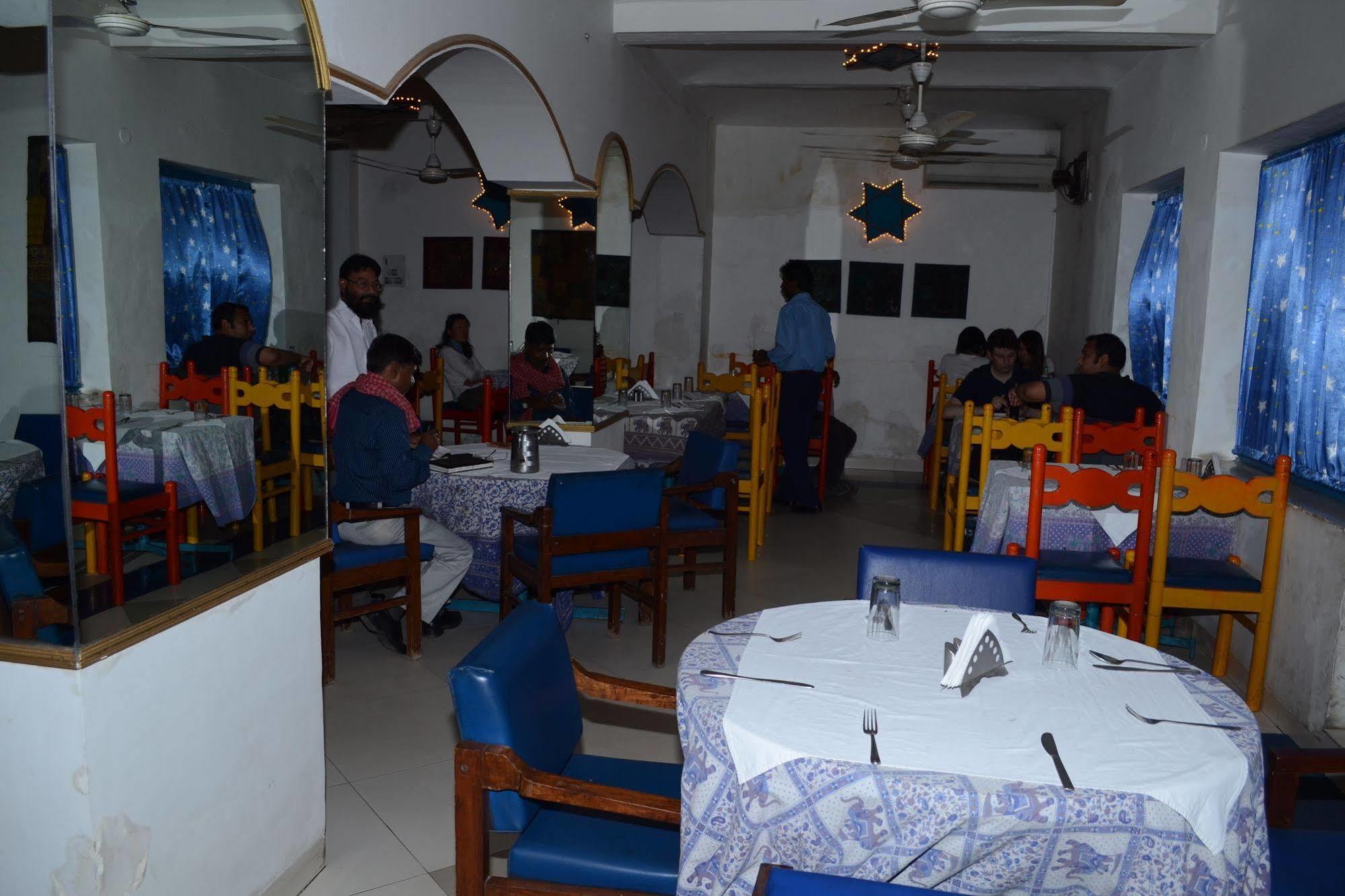 Maya Hotel & Restaurant Agra  Exteriör bild