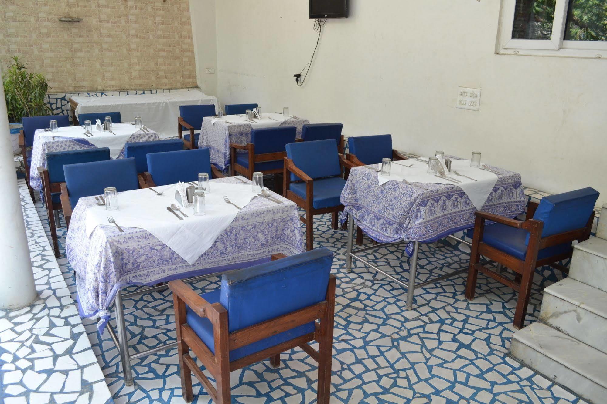 Maya Hotel & Restaurant Agra  Exteriör bild